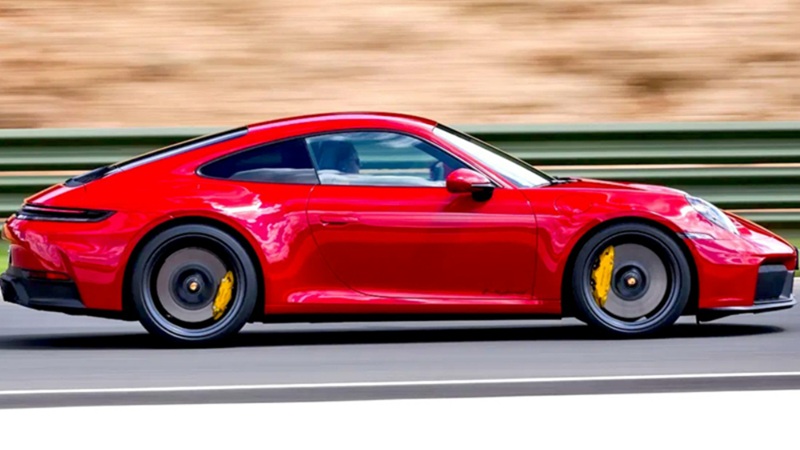 В первичную комплектацию гибридного спорткара Porsche 911 GTS войдут шины Pirelli